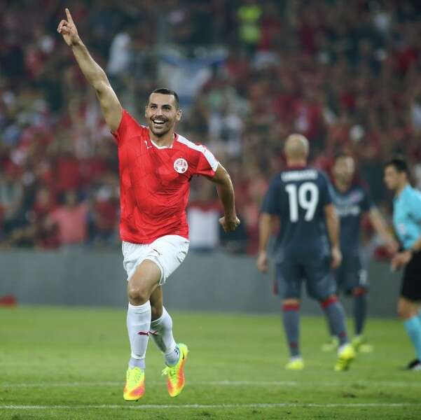 שיר צדק חוגג. זכה לכבוד מיוחד מטייס המטוס